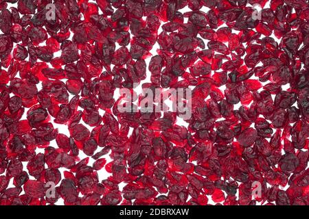 Getrocknete Preiselbeeren, isoliert auf weißem Hintergrund Stockfoto