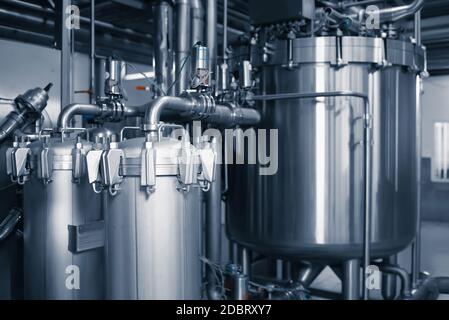 Feinfilter für Bier. Industrielle Bierfiltrationssystem in einer Brauerei Stockfoto