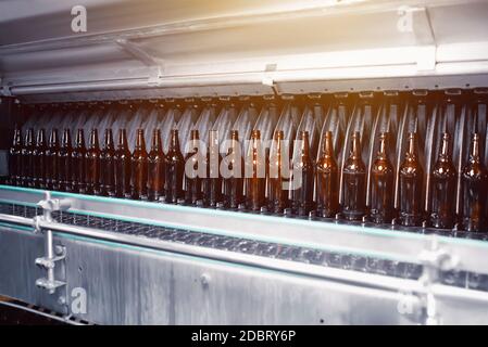 Braune Glasbierflaschen in Industrieflaschenwaschmaschine Stockfoto