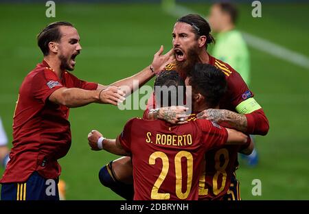 Sevilla, Spanien. November 2020. Spanische Spieler feiern das Tor beim Gruppenspiel der UEFA Nations League zwischen Spanien und Deutschland im Estadio La Cartuja in Sevilla, Spanien, am 17. November 2020. Quelle: Pablo Morano/Xinhua/Alamy Live News Stockfoto