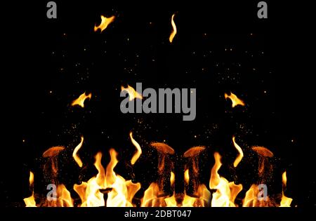 Großes brennendes Feuer mit Flamme und orangefarbenen Funken, die in verschiedene Richtungen auf schwarzem Hintergrund fliegen, Vollbild Stockfoto