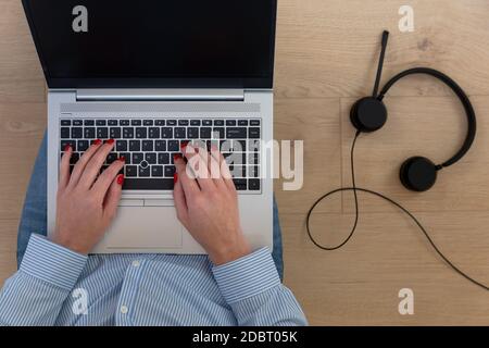 Draufsicht auf eine Frau, die am Laptop arbeitet. Stockfoto