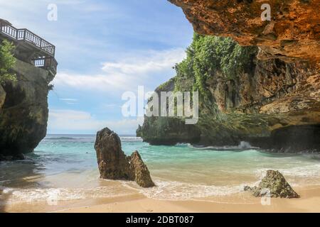 Suluban Beach, Bali, Indonesien. Natur Urlaub Hintergrund. Farbenprächtiger Sonnenaufgang an der felsigen Küste. Am Strand gibt es einen Pool. Blauer Ozean. Schönen Urlaub. Raum Stockfoto