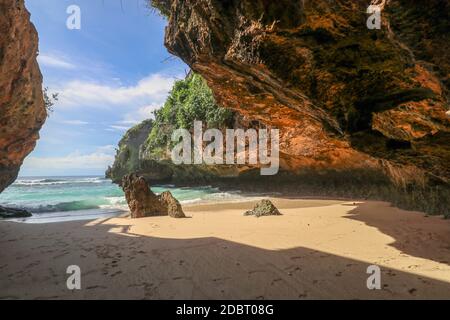 Suluban Beach, Bali, Indonesien. Natur Urlaub Hintergrund. Farbenprächtiger Sonnenaufgang an der felsigen Küste. Am Strand gibt es einen Pool. Blauer Ozean. Schönen Urlaub. Raum Stockfoto