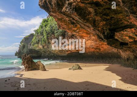 Suluban Beach, Bali, Indonesien. Natur Urlaub Hintergrund. Farbenprächtiger Sonnenaufgang an der felsigen Küste. Am Strand gibt es einen Pool. Blauer Ozean. Schönen Urlaub. Raum Stockfoto