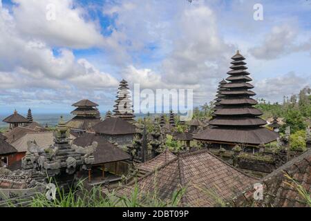 Traditionelle balinesische Dächer im Pura Penataran Agung Besakih Komplex, dem Muttertempel der Bali Insel, Indonesien. Reise- und Architekturhintergrund. Stockfoto