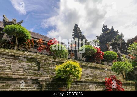 Bunte balinesische Landschaft mit einem Tempel. Tempel in Pura Penataran Agung Besakih Komplex, der Muttertempel von Bali, Indonesien. Mehrere balinesische Tem Stockfoto