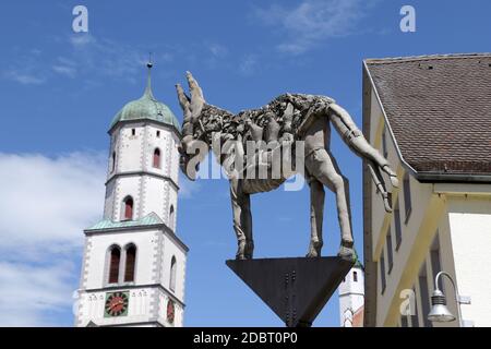 Skulptur des Esels auf dem Marktplatz in der historischen Altstadt, hinter der Kirchturm der Stadtpfarrkirche St. Martin, Biberach, Baden-Württember Stockfoto