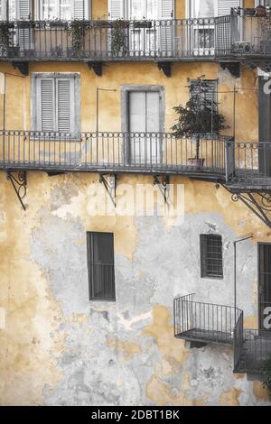 Grunge Fassade. Farbenprächtiges und dekadentes Wohnhaus in Europa, Italien. Stockfoto