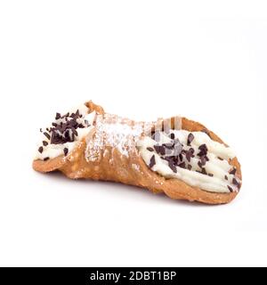 Traditionelle sizilianische Cannoli mit Ricotta-Sahne und Schokoladenflocken Stockfoto