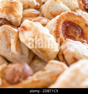 Vol-au-Vents Blätterteig mit Fleisch und Tomaten. Nahaufnahme. Flacher Freiheitsgrad Stockfoto