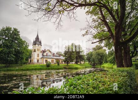 Alte Burg. Palast zwischen grünen Bäumen am See im Sommer. Palast zwischen grünen Bäumen am See im Sommer. woiwodschaft Podkarpackie. Stockfoto