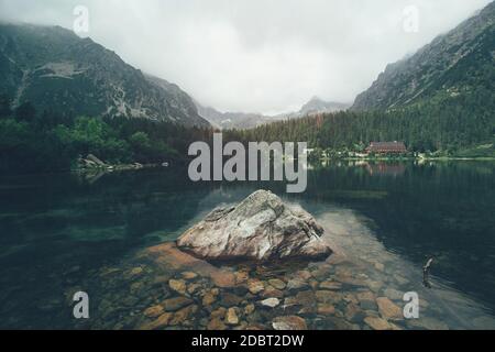 Schöner See in der Nähe der felsigen Berge in der Slowakei. Popradske pleso in der Hohen Tatra. Stockfoto