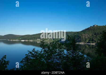 Blick auf den edersee mit palais Waldeck Am Morgen Stockfoto