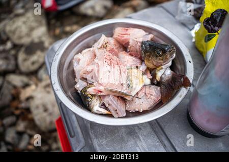 Äschen schneiden, Vorbereitung und Reinigung von Wildfischen, sibirische Europäische Äsche Stockfoto