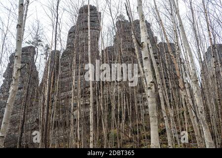 Anyu Säulen . Schöne felsige grau strukturierte Hintergrund mit Moosen und Flechten. Oberfläche Bergklippe Nahaufnahme. Stockfoto