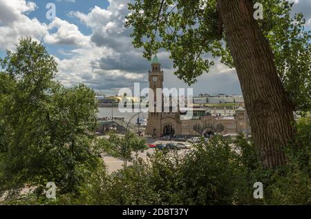 Blick auf die berühmten Hamburger Landungsbrücken mit Hafen, St. Pauli, Hamburg, Deutschland Stockfoto