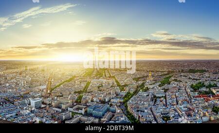 Panoramablick auf das Zentrum von paris bei Sonnenuntergang Stockfoto