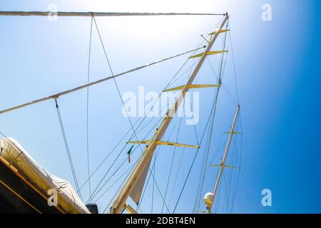 Detailansicht eines Bootes in Venedig, Italien, an einem sonnigen Tag. Stockfoto
