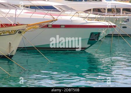 Blick auf die Boote im Hafen von Fontvieille Le in Monaco, Frankreich an einem sonnigen Tag. Stockfoto