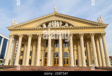 Minsk, Weißrussland - 24. November 2019: Kastrycnickaja plosca oder Oktoberplatz mit dem sowjetischen Palast der Kultur der Gewerkschaften Gebäude, zentraler Platz in Stockfoto