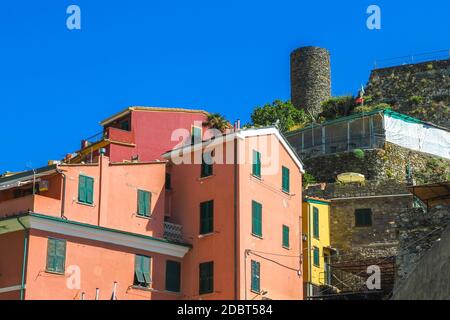 Blick auf die schönen bunten Häuser in Cinque Terre, Italien an einem sonnigen Tag. Stockfoto