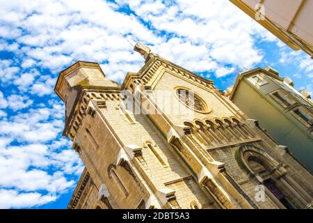 Blick auf die historische Kirche in Cannes, Frankreich an einem sonnigen Tag. Stockfoto