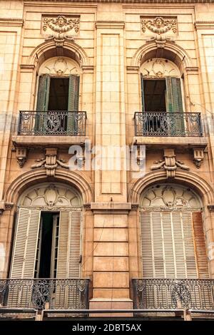 Blick auf einem historischen Balkon in Salta, Argentinien, Südamerika an einem sonnigen Tag. Stockfoto