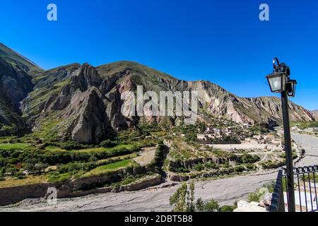 Querformat aus einem kleinen Dorf von Iruya, Argentinien, Südamerika an einem sonnigen Tag. Stockfoto