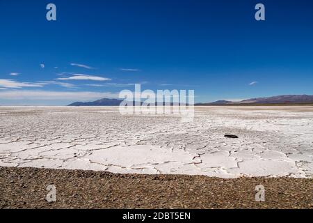 Querformat von Salt Lake in Salta, Argentinien an einem sonnigen Tag. Stockfoto