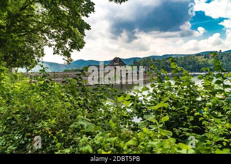 Edersee-Staumauer im Sommer nordhessen - deutschland Stockfoto