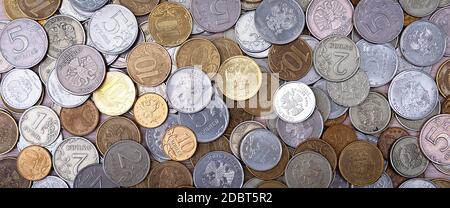 Russische Münzen Geld Rubel und Kopeken. Russische Metallmünzen: 10, 5, 2, 1 Rubel, 50 10 5 Kopeken, Nahaufnahme. Hintergrund der Münzen. Stockfoto