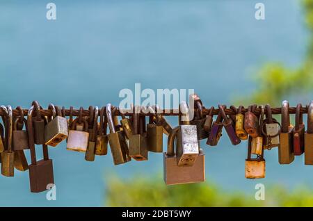 Viele Liebesschlösser auf der Brücke am Zaun Symbol der ewigen Liebe, Freundschaft und Romantik. Stockfoto