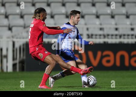 HARTLEPOOL, ENGLAND. 17. NOVEMBER Jamie Rekord von Wrexham Barrow Hartlepool United's Luke Molyneux während des Vanarama National League Spiels zwischen Hartlepool United und Wrexham im Victoria Park, Hartlepool am Dienstag, 17. November 2020. (Kredit: Mark Fletcher - MI News ) Kredit: MI Nachrichten & Sport /Alamy Live Nachrichten Stockfoto