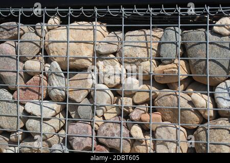 Gabion Zaun Wand aus Stahlgeflecht mit Steinen. Gabion Drahtgefecht . Stockfoto