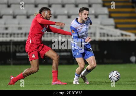 HARTLEPOOL, ENGLAND. 17. NOVEMBER Jamie Rekord von Wrexham Barrow Hartlepool United's Luke Molyneux während des Vanarama National League Spiels zwischen Hartlepool United und Wrexham im Victoria Park, Hartlepool am Dienstag, 17. November 2020. (Kredit: Mark Fletcher - MI News ) Kredit: MI Nachrichten & Sport /Alamy Live Nachrichten Stockfoto