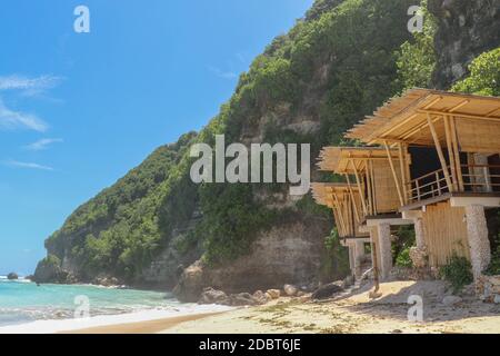 Bambushaus am Sandstrand auf Bali, Indonesien Stockfoto