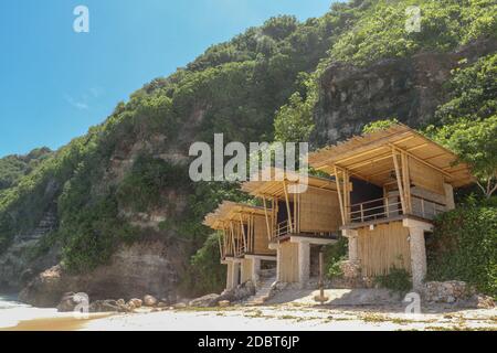 Bambushaus am Sandstrand auf Bali, Indonesien Stockfoto