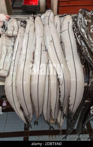 Fisch auf dem Markt, schwarze Scheide (espada) auf dem Fischmarkt Stockfoto