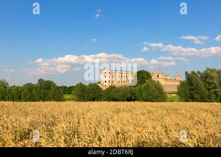 Ujazd, Polen - 10. Juli 2020 : Ruinen der Burg Krzyztopor aus dem 17. Jahrhundert, palazzo im italienischen Stil in fortezza. Es wurde von einem polnischen Adligen und VOI gebaut Stockfoto