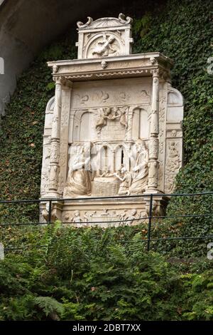 Wandkacheln - Fliesen mit einer Krippe im tropischen Garten des Monte Palace, Funchal, Madeira, Portugal Stockfoto