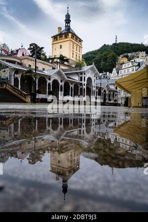Spiegelung der Marktkolonnade in Karlovy Vary, Tschechien nach Regen Stockfoto