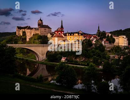 Burg Loket und Stadt Loket im westlichen Teil der Tschechischen Republik Stockfoto