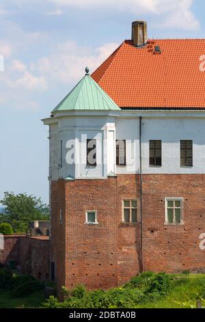 Sandomierz, Polen - 10. Juli 2020 : mittelalterliche Burg Sandomierz, erbaut am Hang der Weichsel bei Kasimir III. Dem Großen. Gotischer Turm bekannt Stockfoto