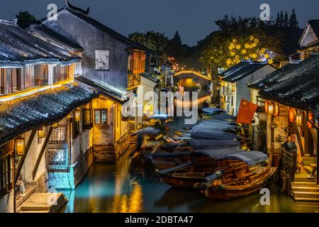 Nachtansicht von Zhouzhuang, einer alten chinesischen wasserstadt in Suzhou, China. Stockfoto