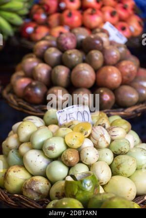 Frische exotische Früchte auf dem berühmten Markt in Funchal (Mercado dos Lavradores), Madeira, Portugal Stockfoto