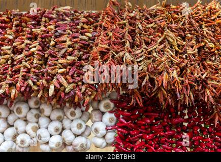 Chilischoten und Knoblauch an Schnur in Funchal auf Madeira. Portugal Stockfoto