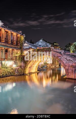Nachtansicht von Zhouzhuang, einer alten chinesischen wasserstadt in Suzhou, China. Stockfoto