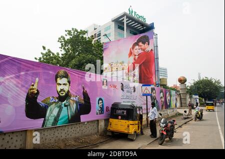 CHENNAI, INDIEN - November 2016: AVM Productions ist ein indisches Filmproduktionsstudio. Es ist das älteste erhaltene Studio in Indien. Riesige Filmplakate an Stockfoto