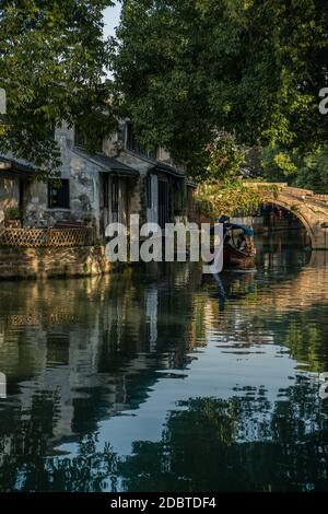 Die alte chinesische Architektur und Flusslandschaft in Zhouzhuang, einem alten chinesischen Dorf in Suzhou, China, bei Sonnenaufgang. Stockfoto